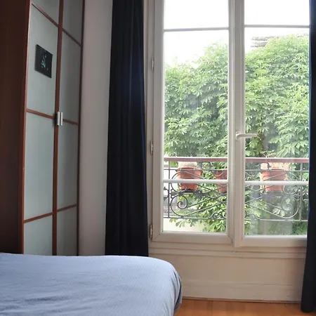 Bright Apt Near Menilmontant Paris